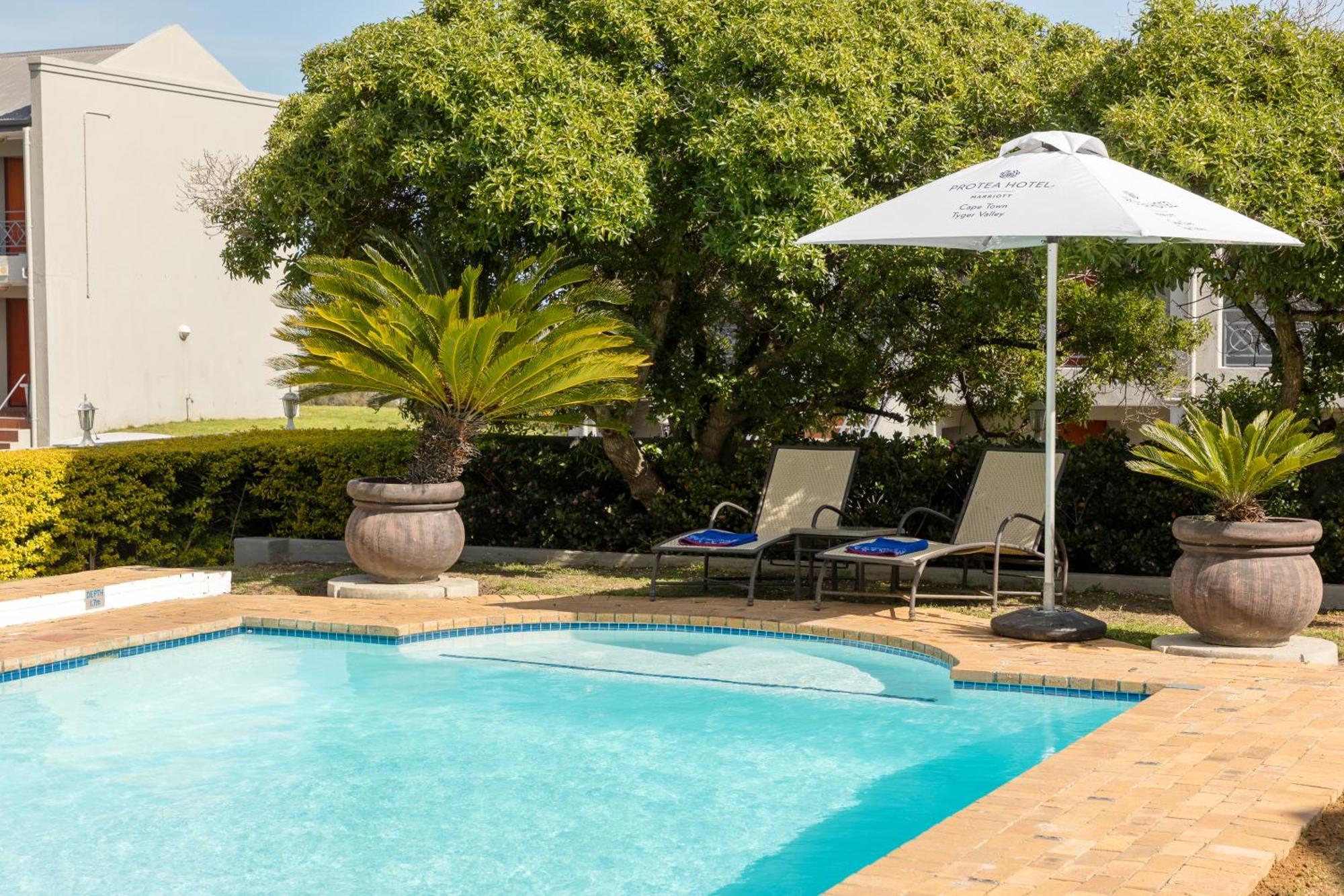Protea Hotel By Marriott Cape Town Tyger Valley Белвил Екстериор снимка