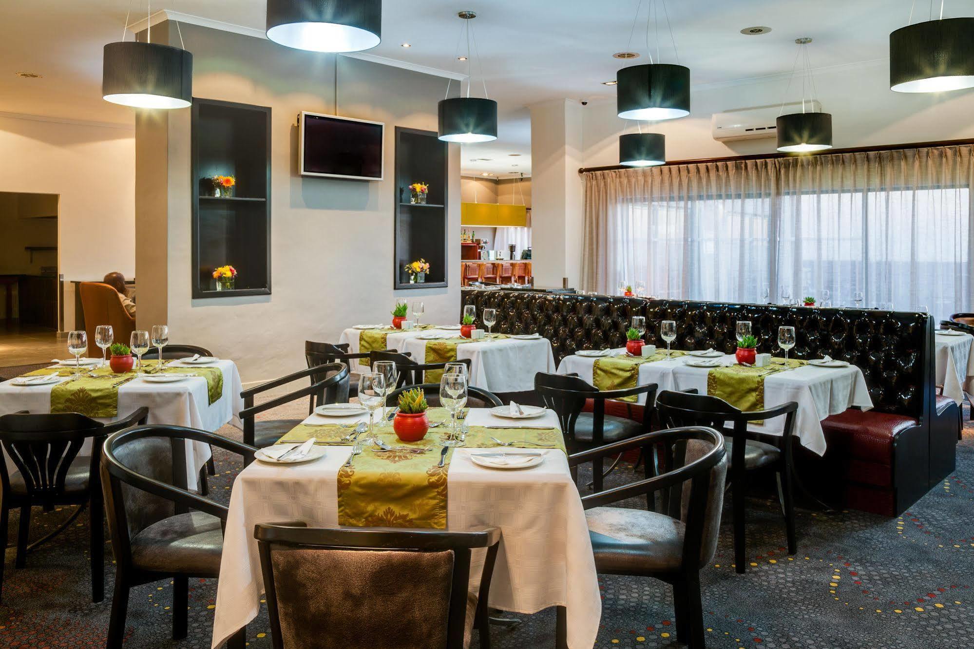 Protea Hotel By Marriott Cape Town Tyger Valley Белвил Екстериор снимка