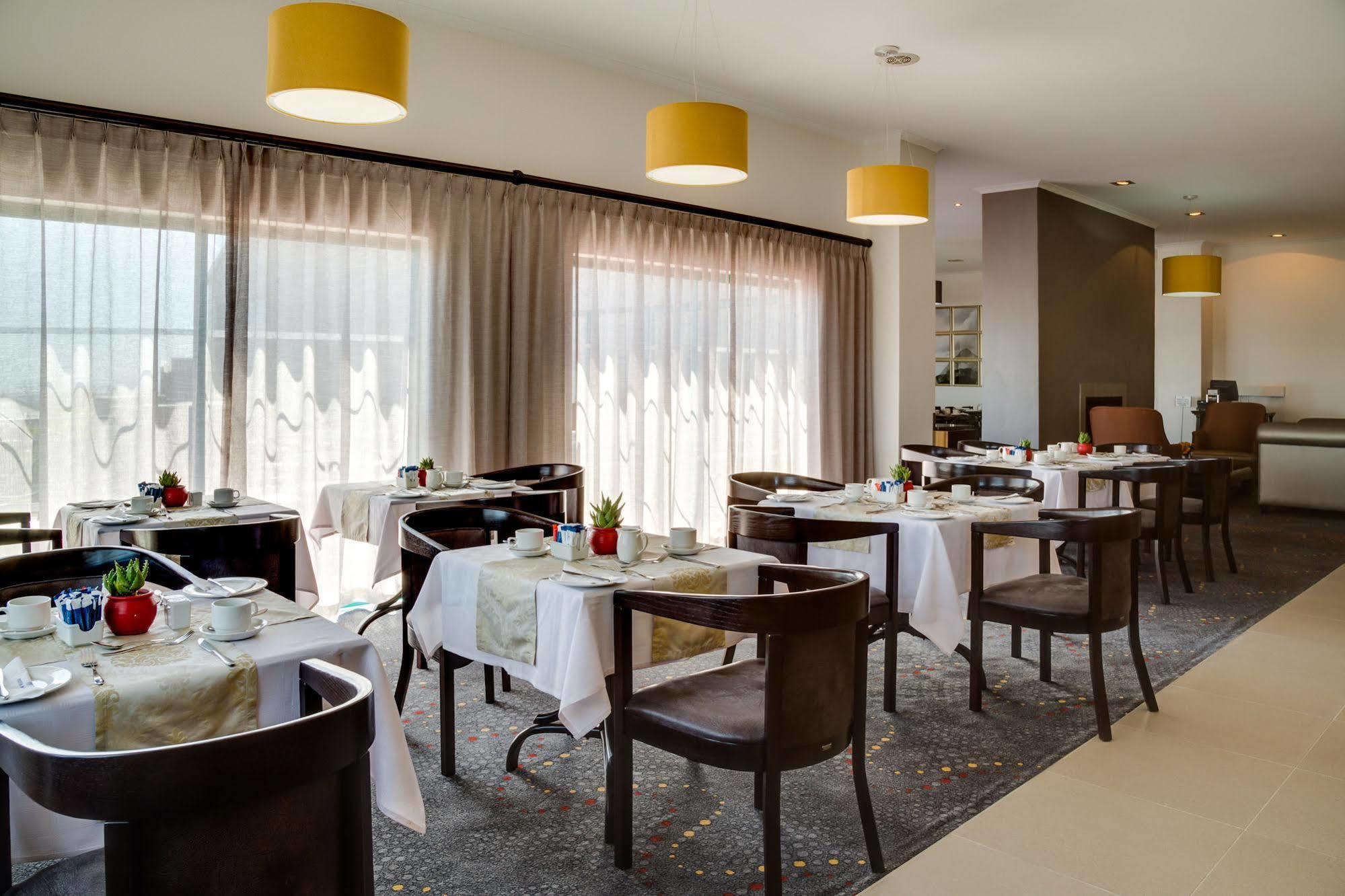Protea Hotel By Marriott Cape Town Tyger Valley Белвил Екстериор снимка