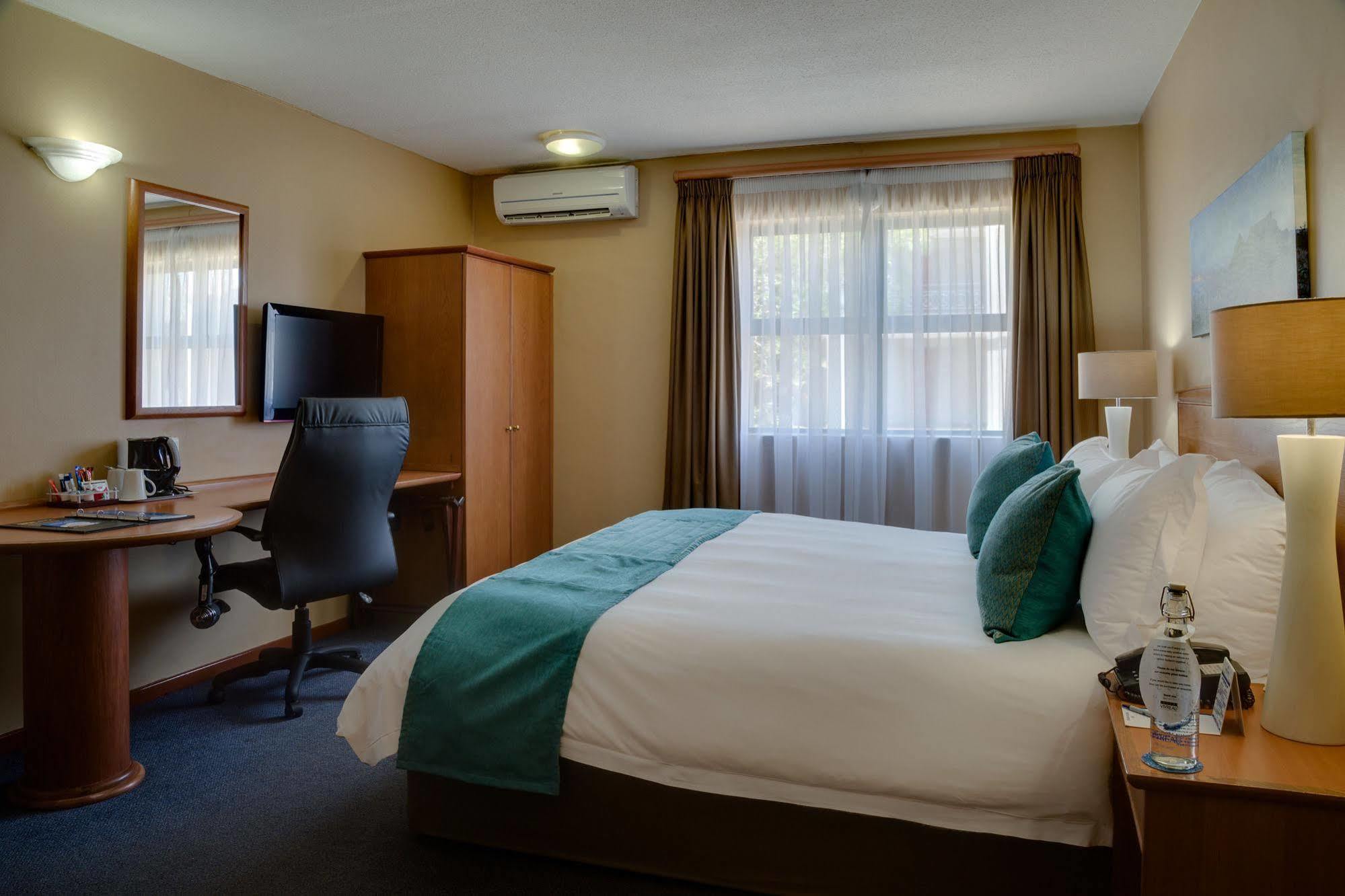 Protea Hotel By Marriott Cape Town Tyger Valley Белвил Екстериор снимка